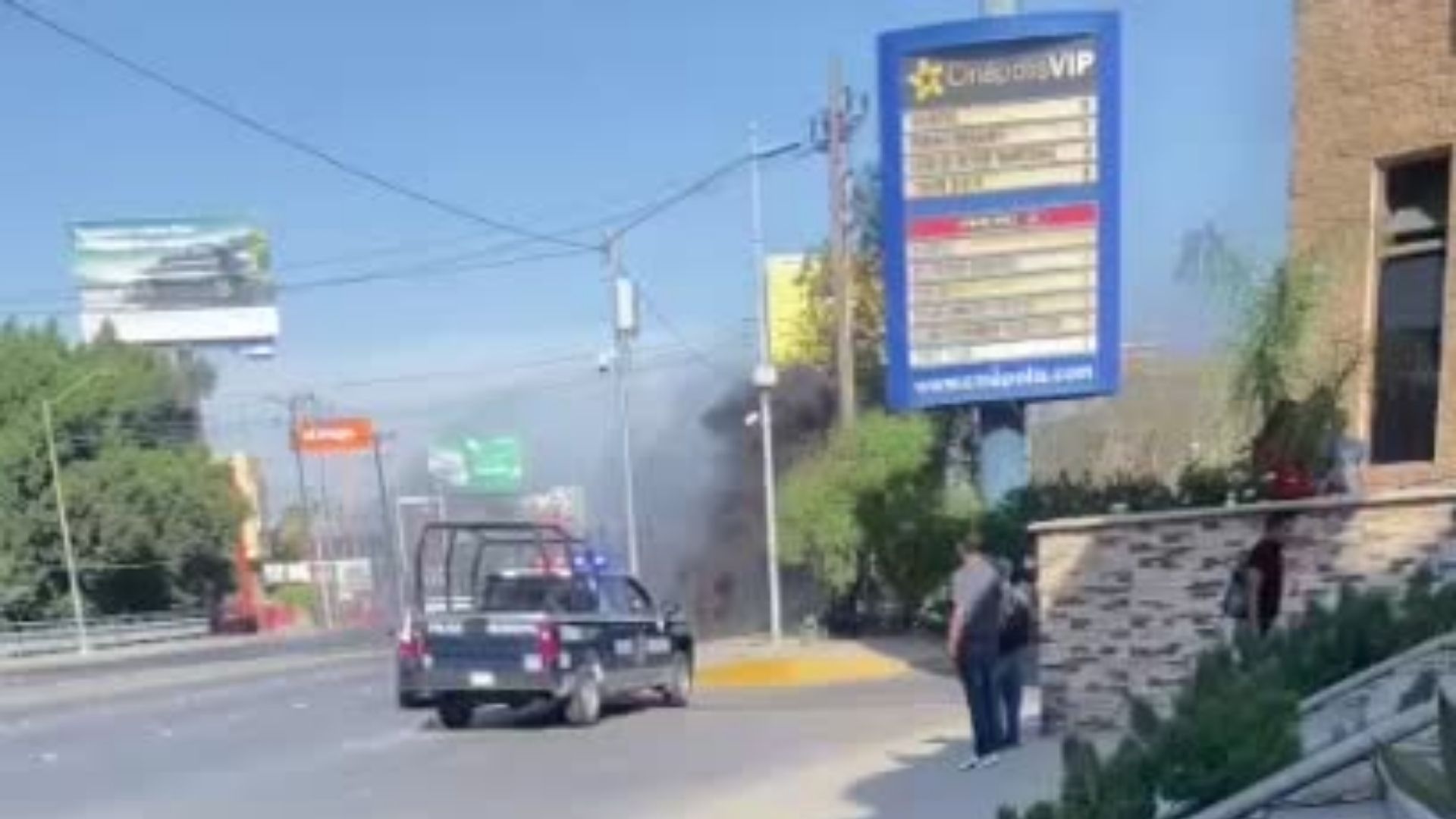 Incendio en alcantarilla frente a Galerías