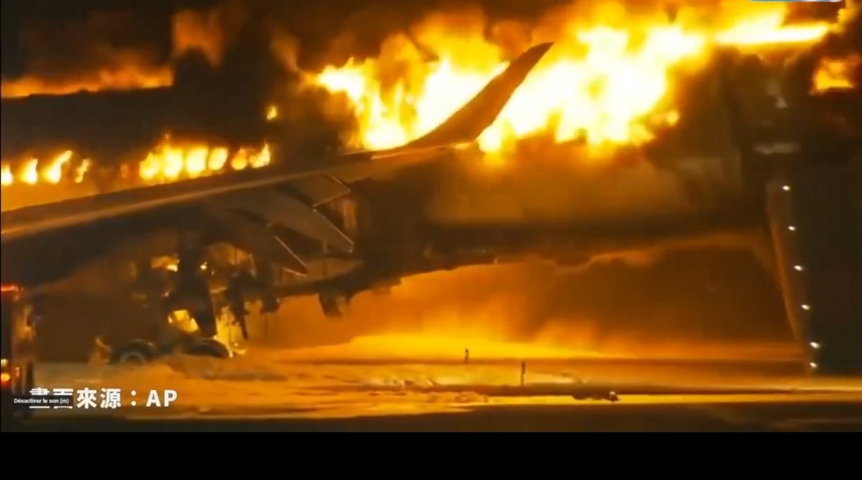 [VIDEO] Airplane catches fire after collision at Haneda Airport: Japan