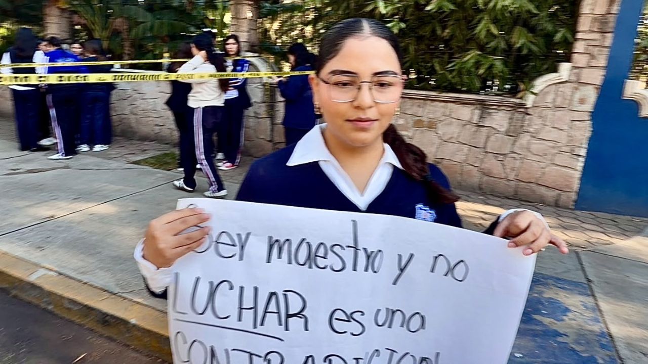 DURANGO: Estudiantes de escuela normal denuncian presiones y costos de uniformes superiores a 4 mil pesos