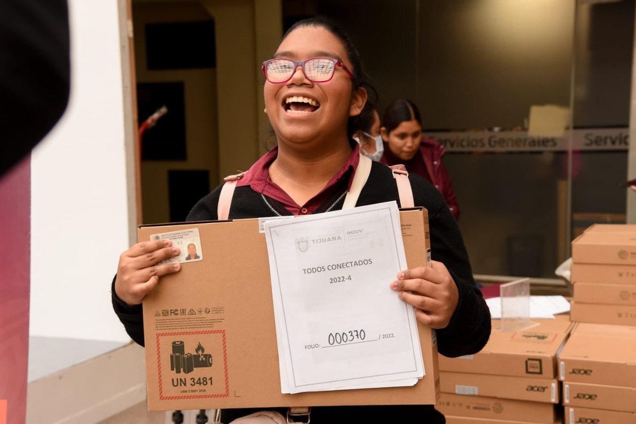 Jóvenes se llevan 270 computadoras para su futuro