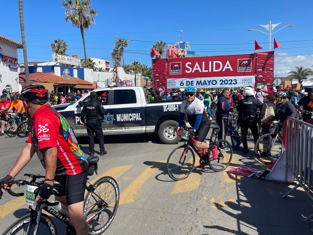 [VIDEO] Bike ride Rosarito - Ensenada was tried to be stopped with a police car