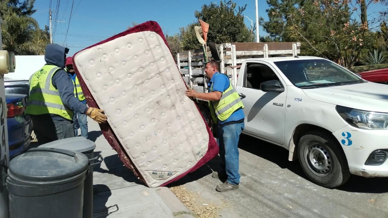 Refrigeradores, tinas y sanitarios: basura invade cauces y complica el paso del agua en Durango