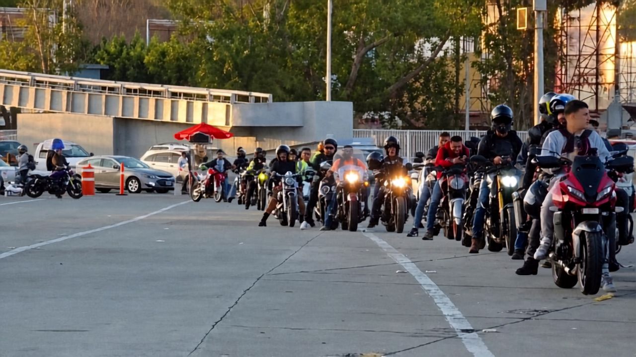Ponen a prueba nuevo carril para motociclistas en garita de San Ysidro; aumentan tiempos de espera