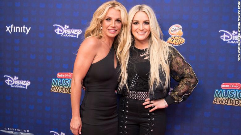 Britney Spears responde al revelador libro de su hermana en un intercambio en redes sociales