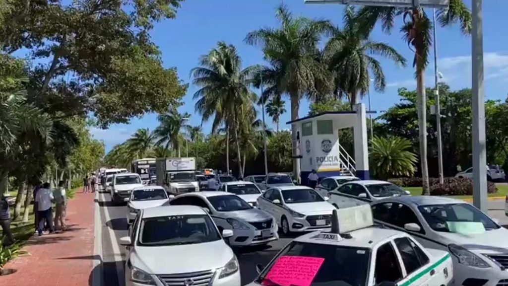 En Quintana Roo, las autoridades aún no explican quién está detrás de los ataques contra operadores de Uber y otras aplicaciones de movilidad; sin embargo, testimonios apuntan a que los atacantes están dentro del sindicato de taxistas en la región.