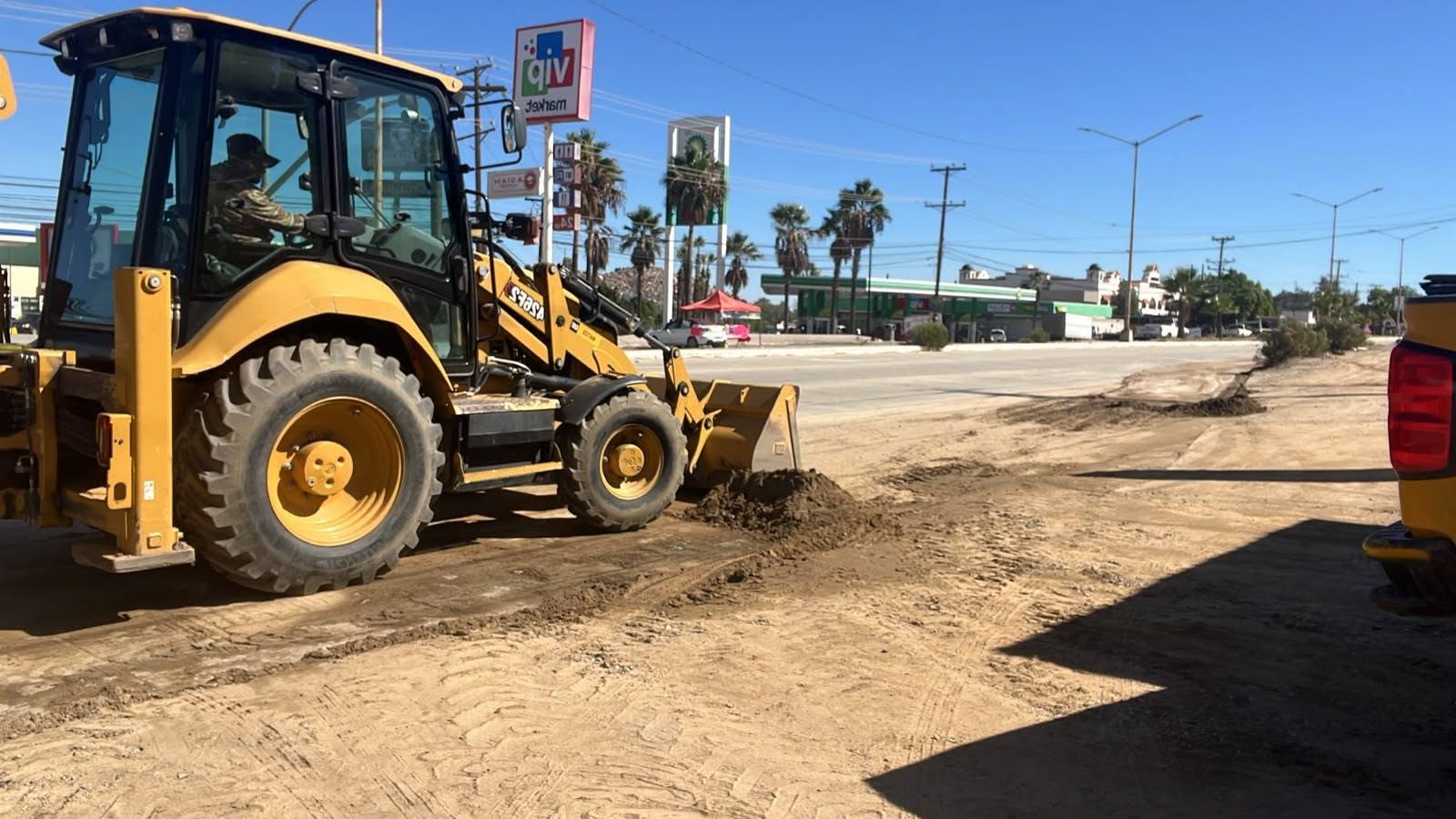 Apoyan con maquinaria la limpieza de calles afectadas por lluvias en Tecate