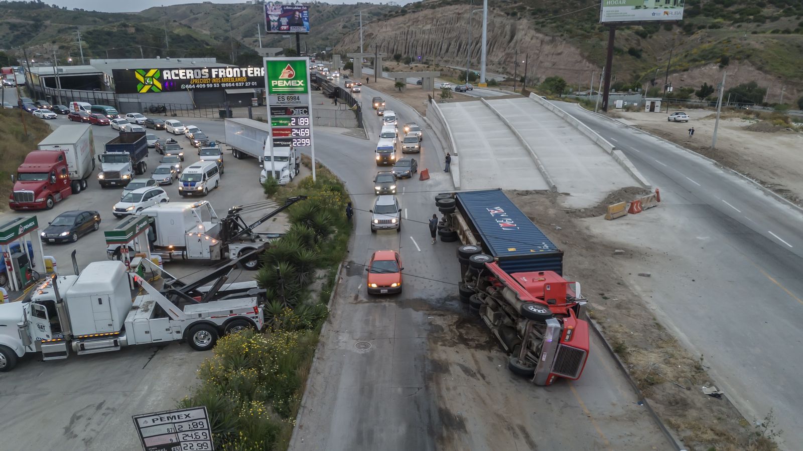 Genera caos vial volcadura de tracto camión: blvrd. Salvador Rosas Magallón