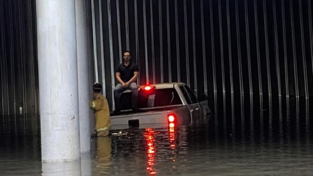 MEXICALI: Bomberos rescatan a 14 personas durante inundaciones