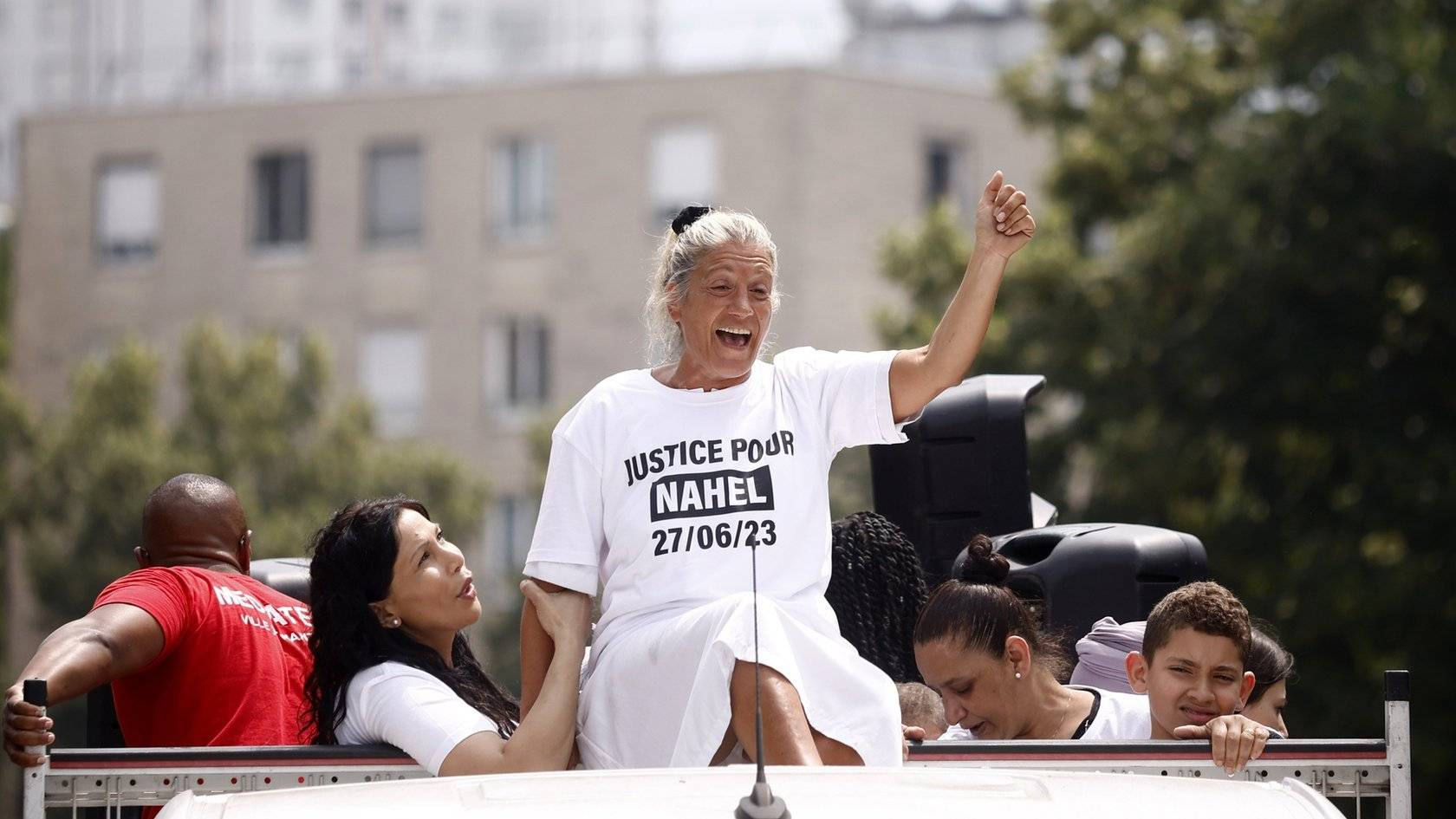 Madre de joven asesinado por la policía lidera marcha en París