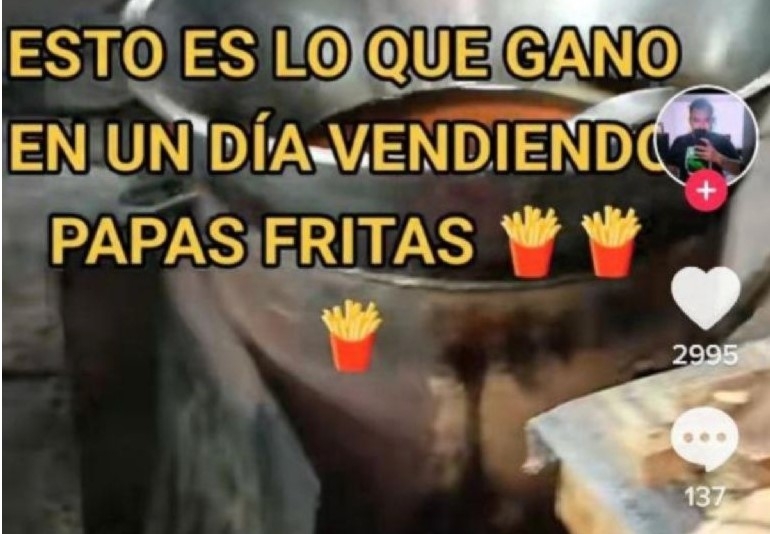 En la grabación el TikToker comenta acerca de su empleo y de cómo trabajando dos o tres horas al día en un puesto le permite ganar hasta mil 350 pesos al día vendiendo papas.