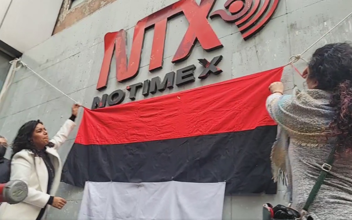 Adriana Urrea, secretaria general de Sutnotimex, colgando una bandera del sindicato en el edificio de Notimex IFOTO: Web