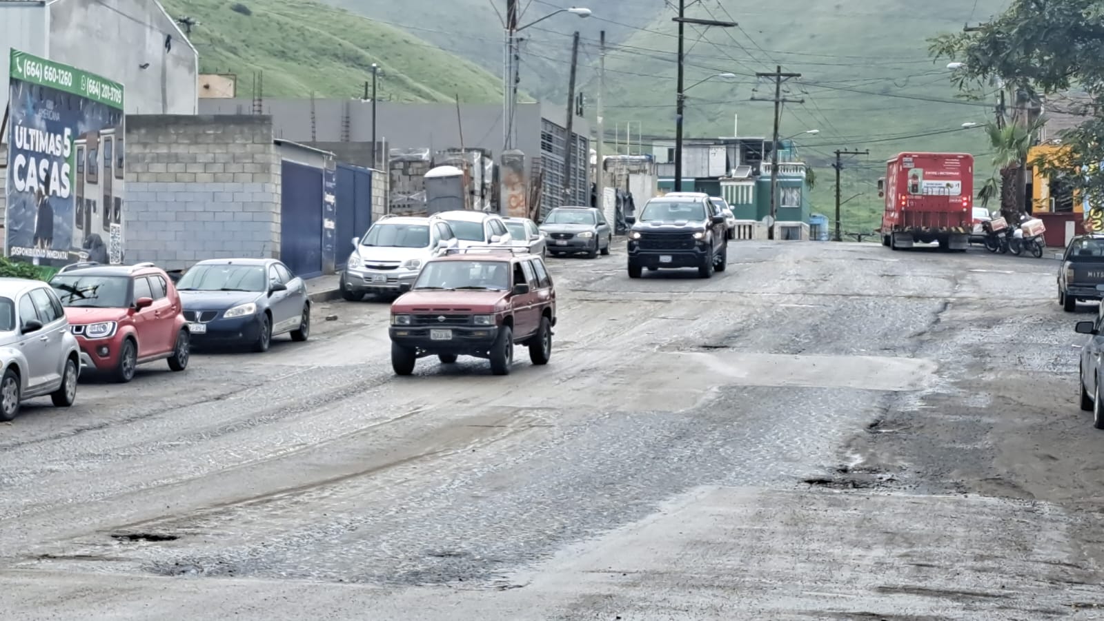 GALERÍA] Calles invadidas por baches ante las lluvias de este viernes