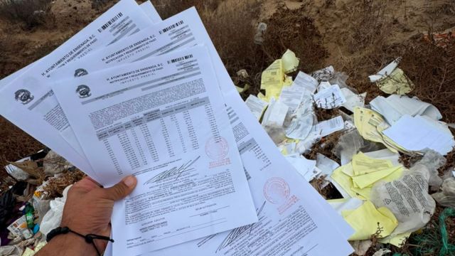 ENSENADA: Hallan documentos del predial abandonados en un predio cercano a la playa