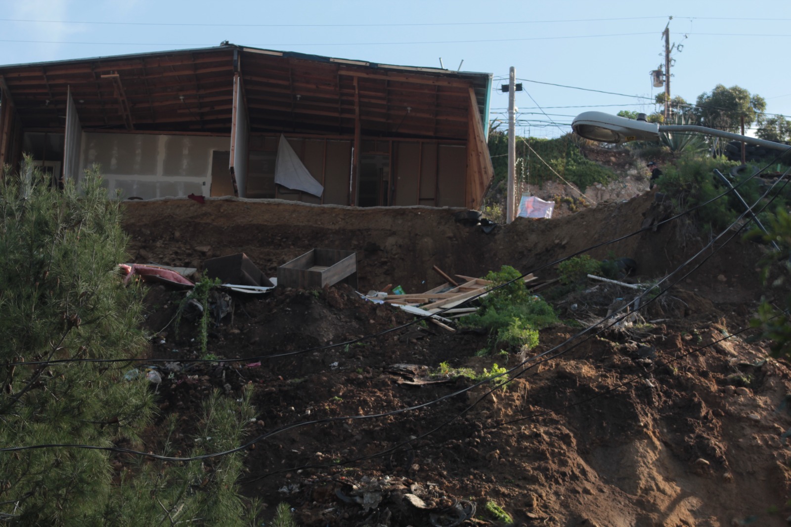 Derrumbe afecta dos viviendas: Col. Rancho Macías