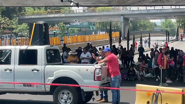 Bloquean trabajadores de la CNTE, inmediaciones del AICM