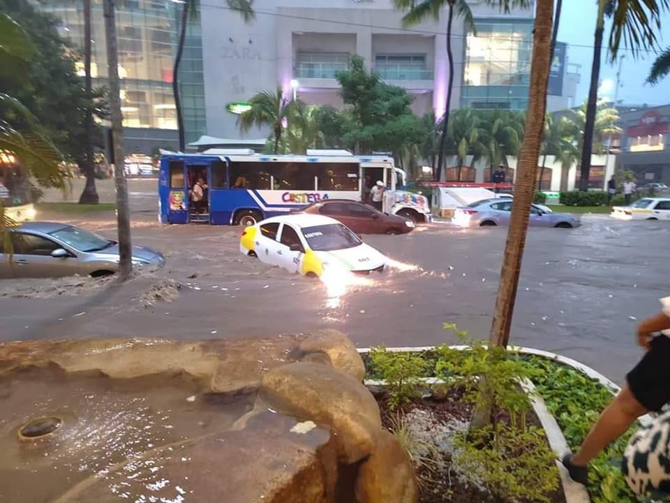 Calles de Acapulco inundadas | Imagen vía Twitter