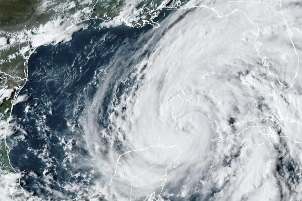 Se intensifica huracán Helene mientras avanza hacia Florida