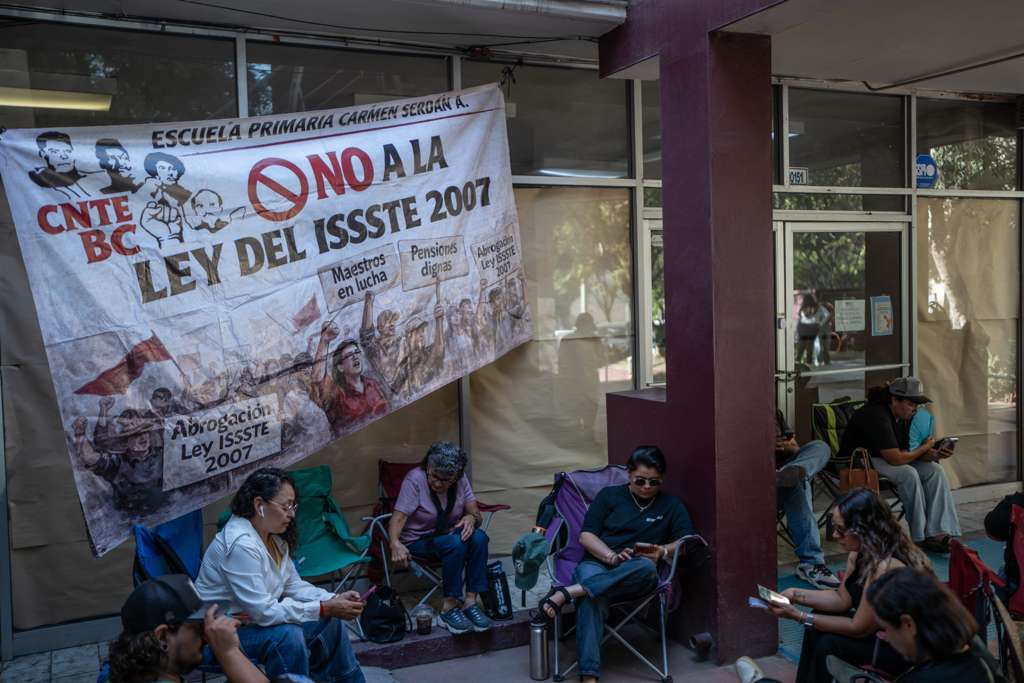 BC: CNTE mantiene tomadas oficinas educativas por falta de pagos