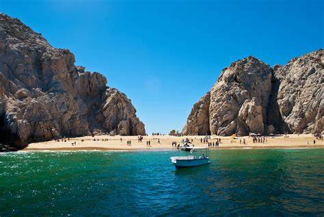 Familias enteras disfrutan en Playa Palmillas en viernes Santo.