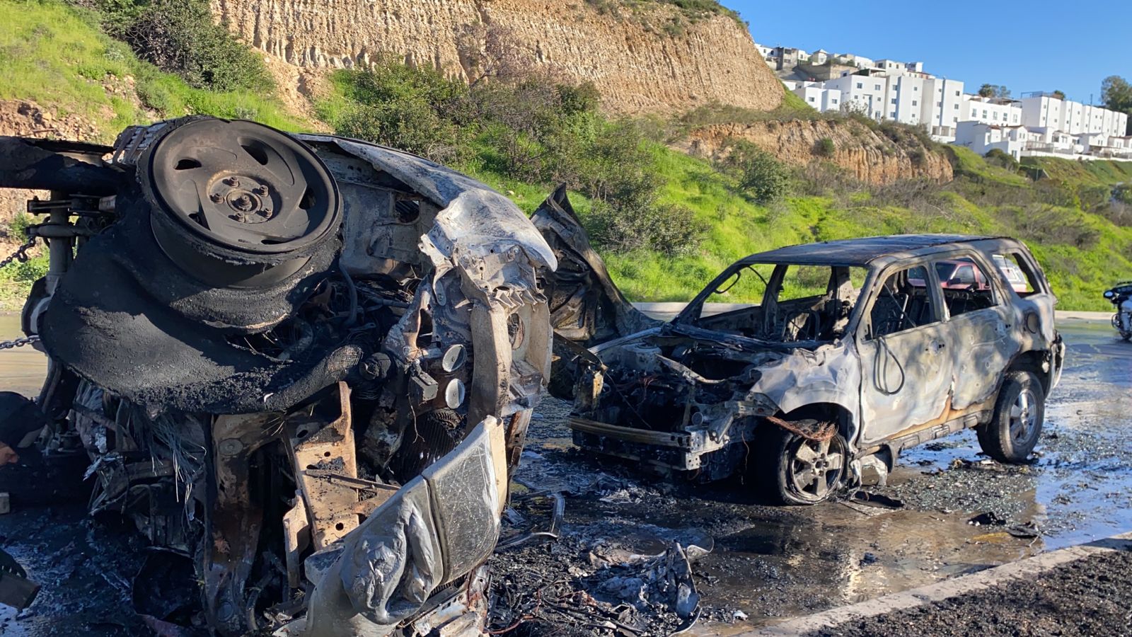 [VIDEO] Aparatosa volcadura provoca el incendio de dos vehículos: Tijuana