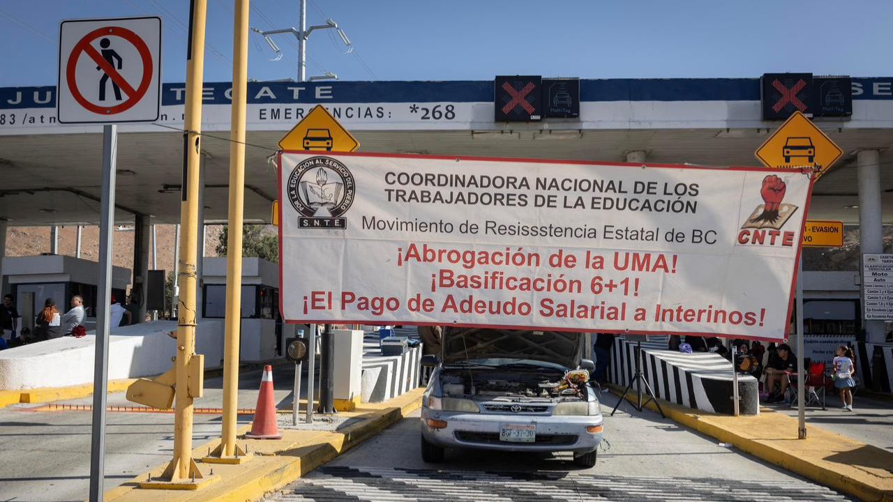 CNTE toma caseta Tijuana-Tecate por adeudos a maestros