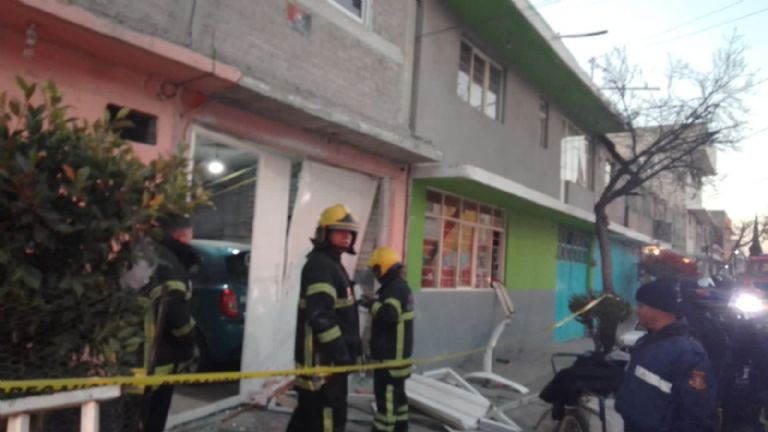 Los hechos se registraron en una vivienda de la calle Ardilla, en la colonia Benito Juárez en la que se aprecia el momento justo en que un portón sale volando debido al fuerte impacto de la explosión.