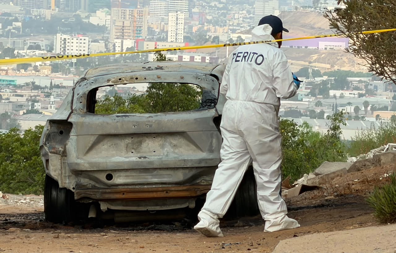 Hallan cuerpo calcinado dentro de vehículo incendiado en Tijuana