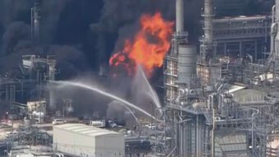 Se incendia refinería recientemente adquirida por Pemex. I FOTO: WEB