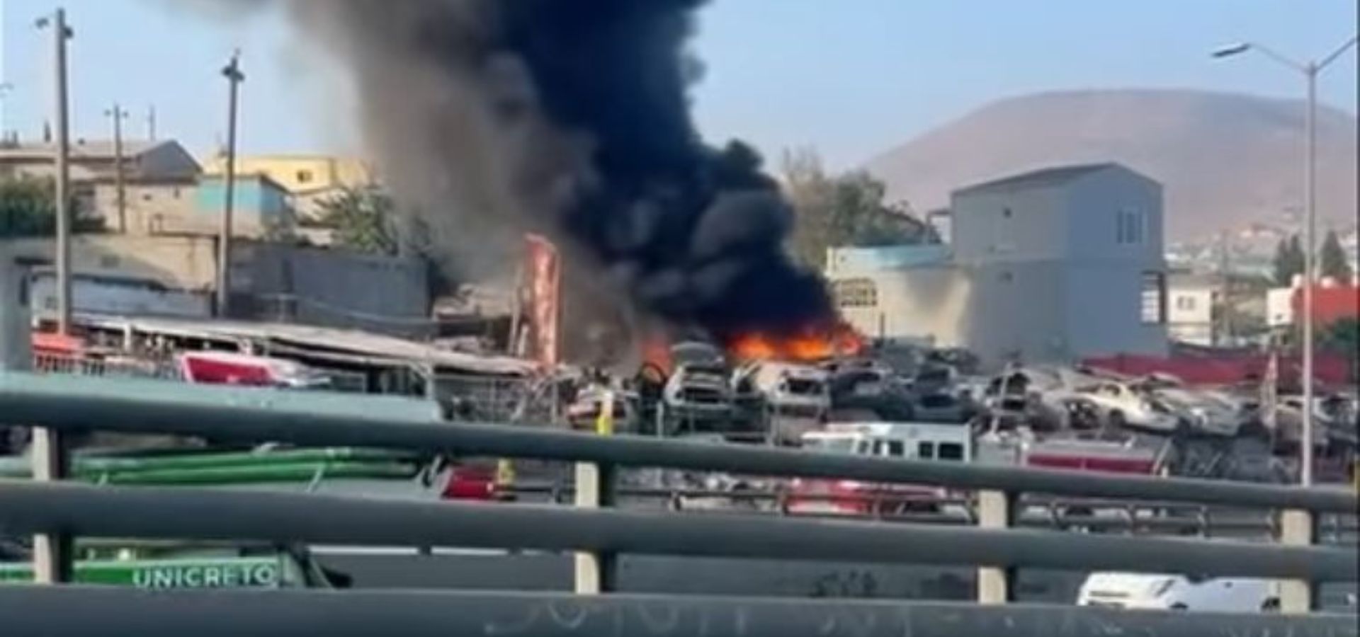 Registran incendio en Yonke; al menos 7 carros dañados: Tijuana