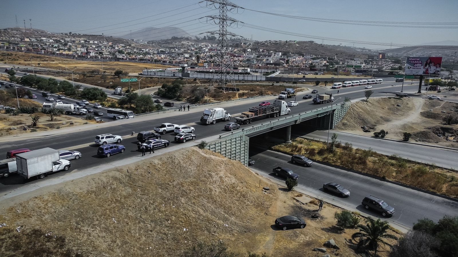 [VIDEO] Impacta tráiler a vehículo y se cae de puente vehicular: Tijuana