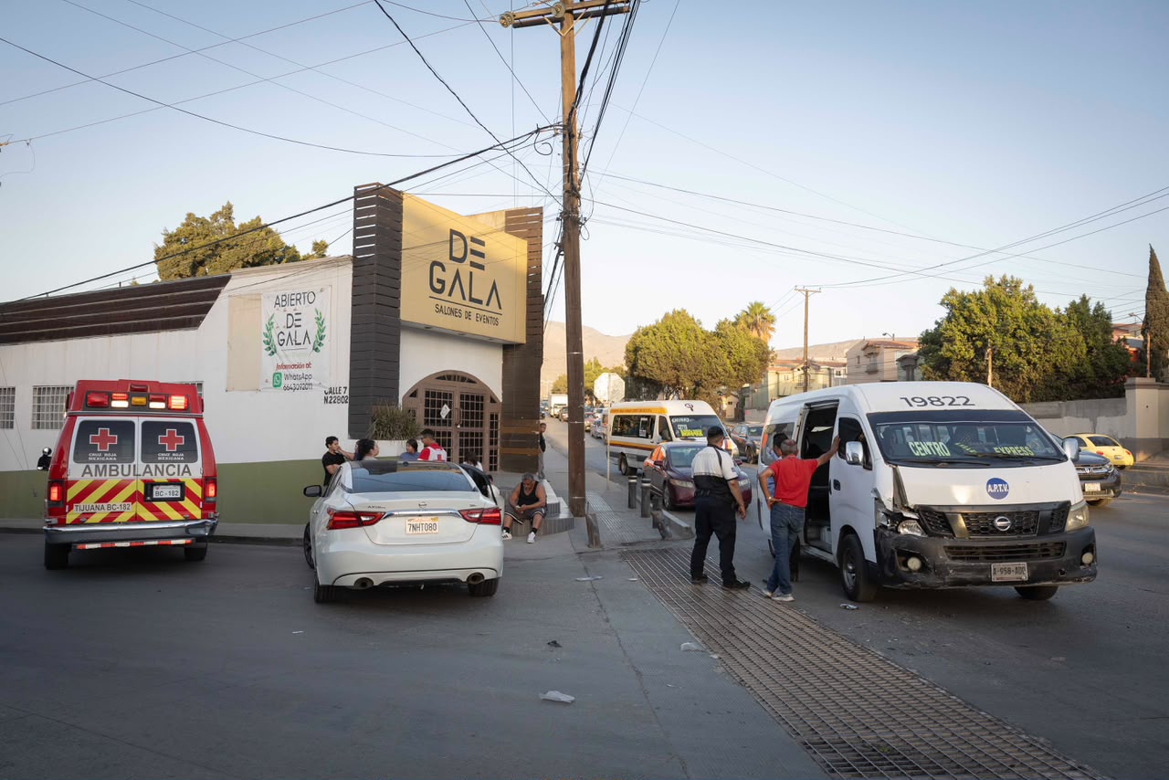 Atienden a menores tras accidente en el bulevar Cucapah