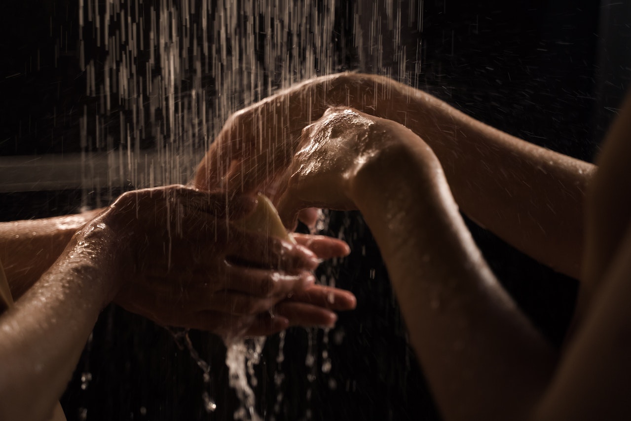 A bañarse en pareja para ahorrar agua