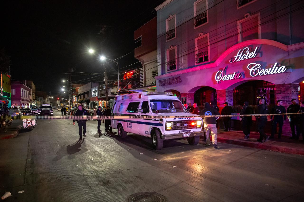 Three shot in Santa Cecilia square; suspects detained