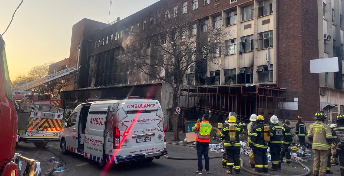 [VIDEO] Más de 70 muertos y 50 heridos por incendio en edificio: Johannesburgo