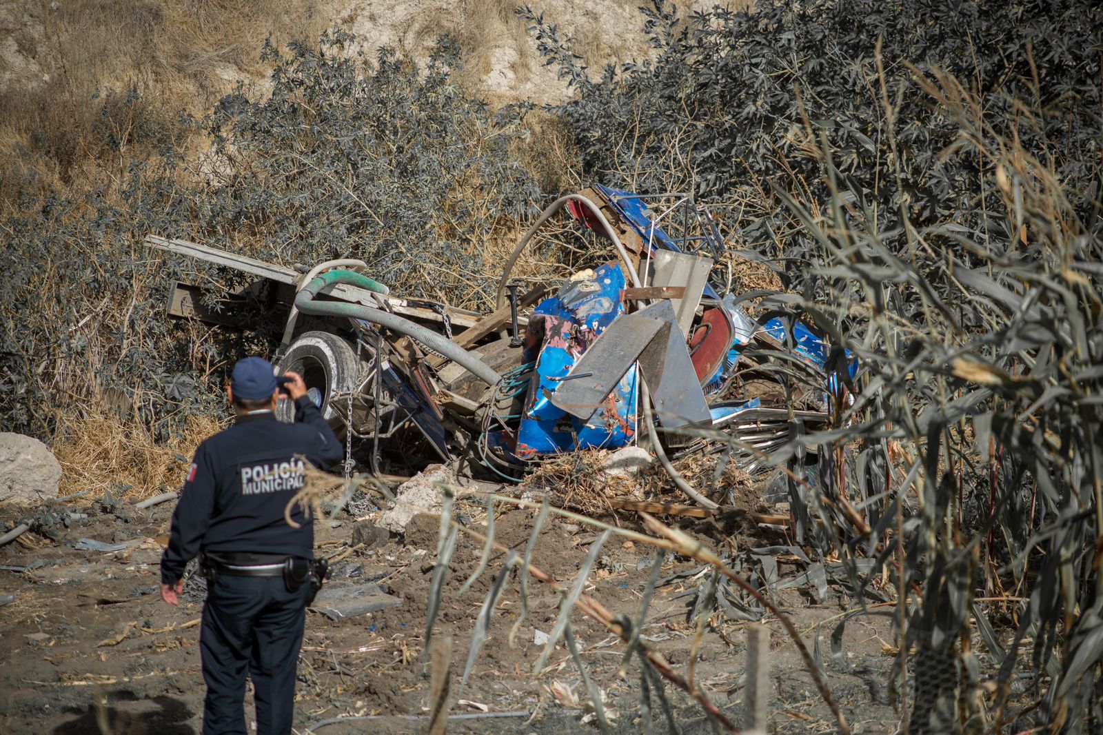 [GALERÍA] Muere prensado conductor de pipa al caer de un barranco: Tijuana