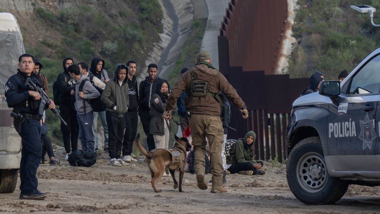 [VIDEO] Intentan 63 migrantes cruzar el muro fronterizo: Tijuana