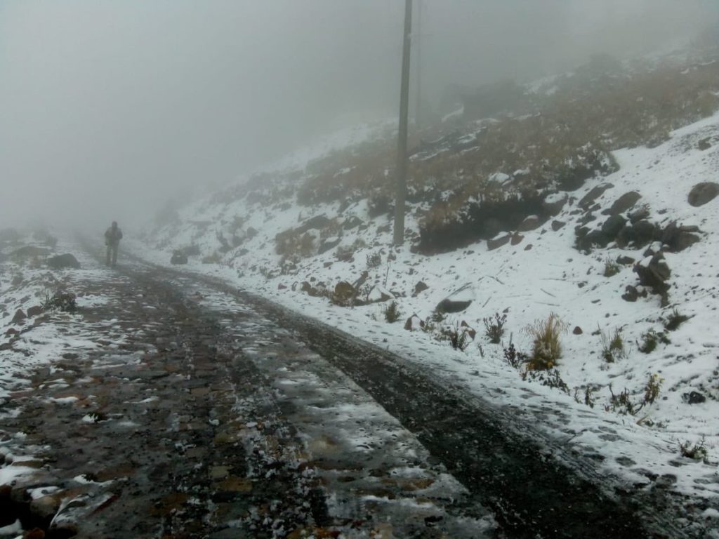 Anunció el Servicio de Urgencias del Estado de México que las montañas se pintaron de blanco y ante el atractivo turístico que tienen, solicitaron a los mexiquenses y a los visitantes respetar las medidas de prevención.