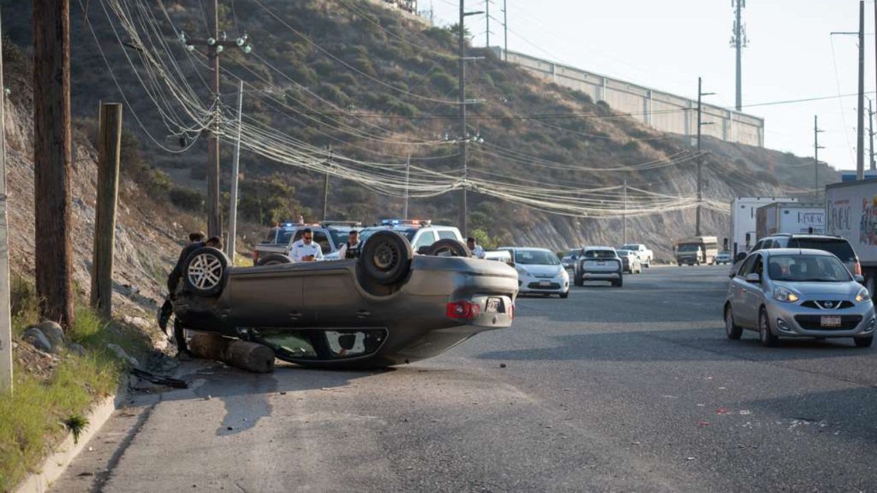 TIJUANA: Joven pierde el control y choca contra un poste en Calzada Cetys