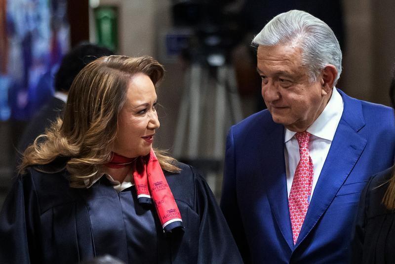 AMLO rechaza haber recibido a Yasmín Esquivel y su esposo