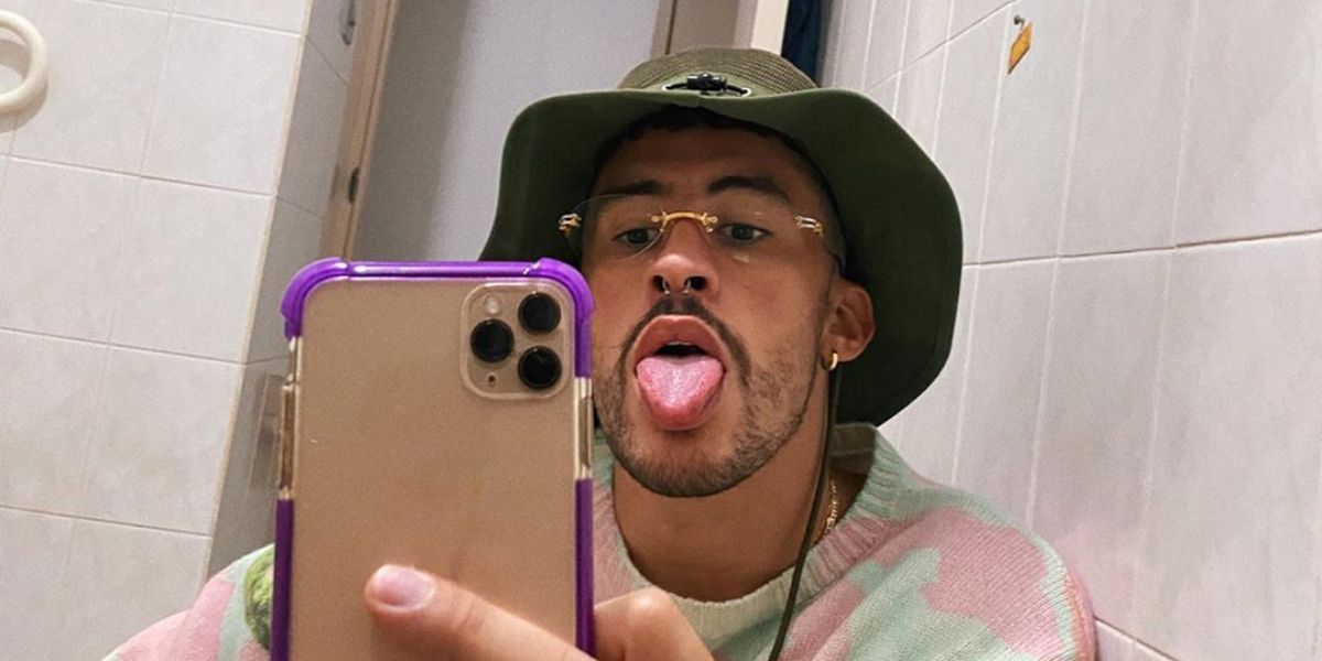 [VIDEO] Captan a Bad Bunny molesto lanzando al piso celular de fanática