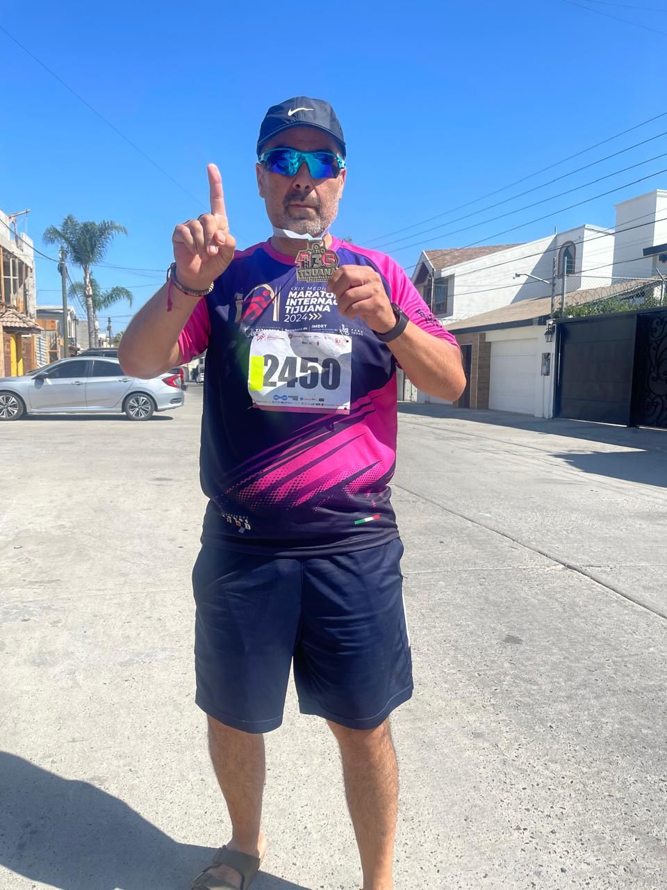 Víctor Martínez, tijuanense que terminó con éxito el Medio Maratón Internacional 