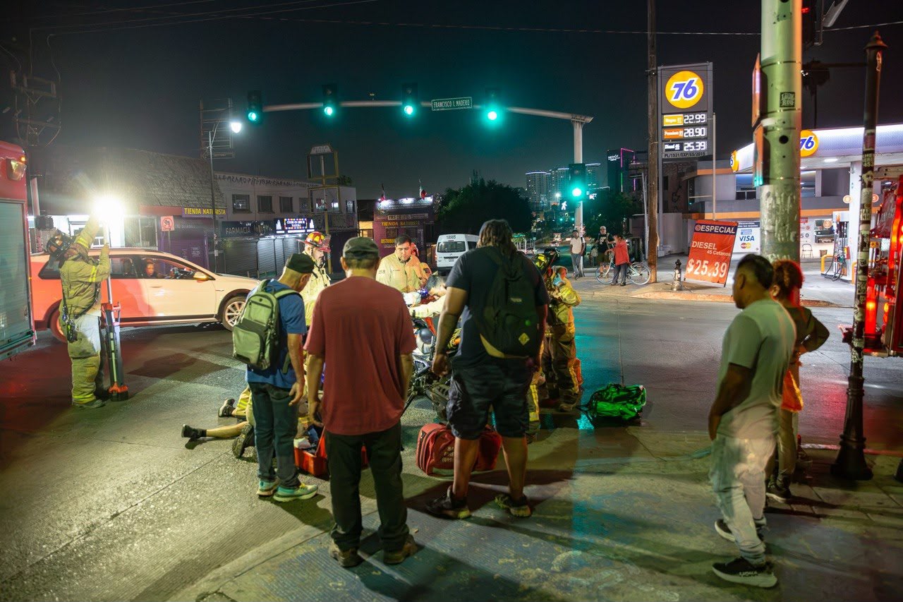 TIJUANA: Motociclista de Uber resulta herido tras atropellar a peatón en Zona Centro