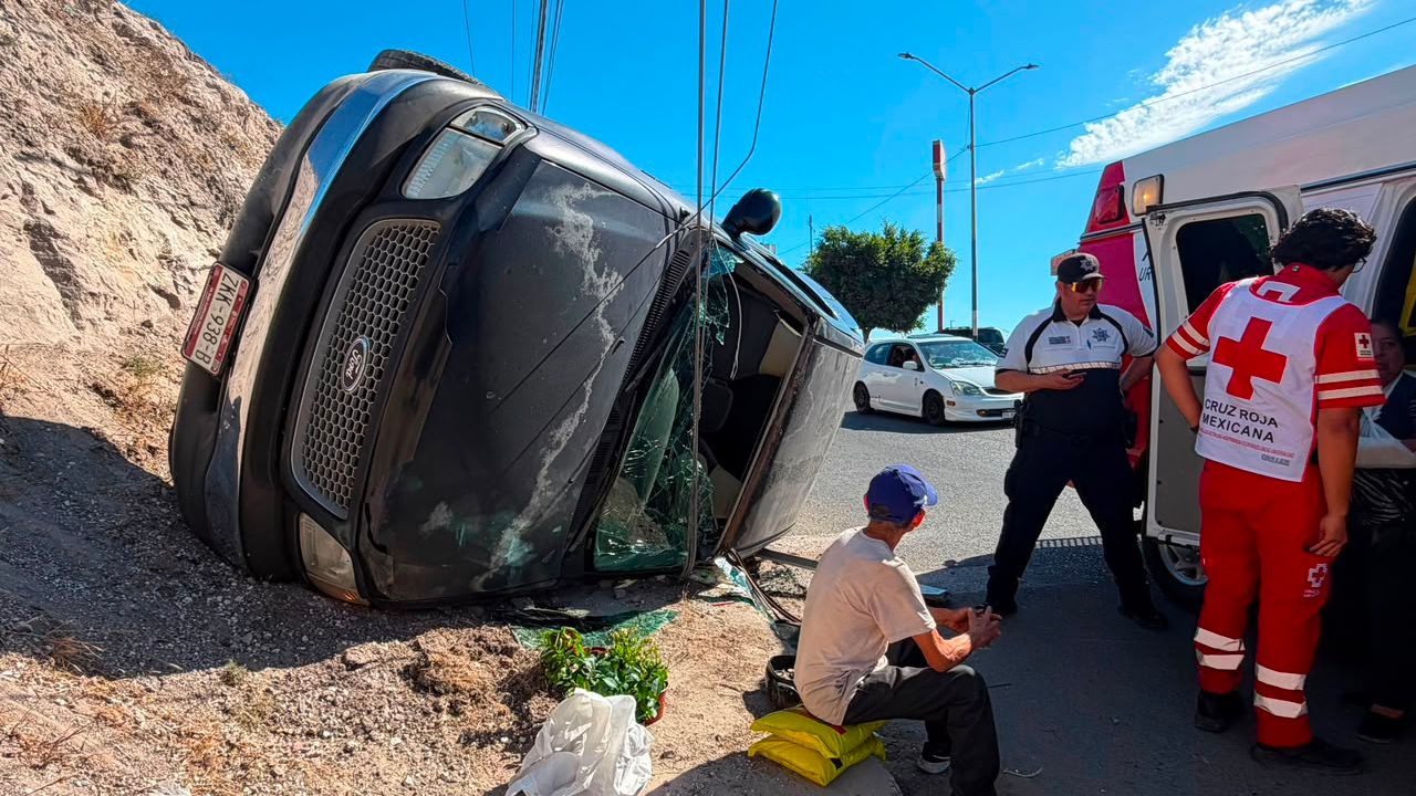 Falla mecánica provoca volcadura de vehículo en el bulevar Casablanca de Tijuana