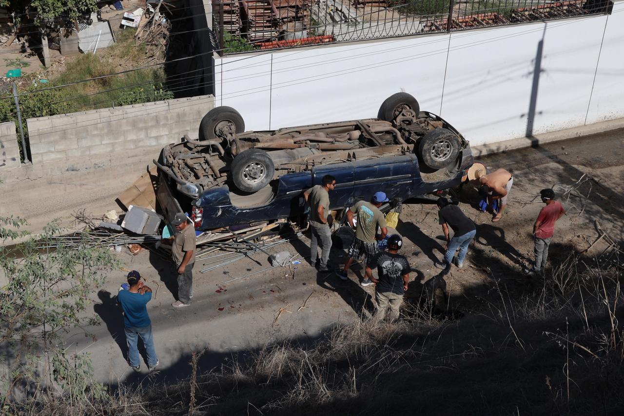 Menor resulta lesionada tras caer pickup a barranco en Tijuana-Rosarito