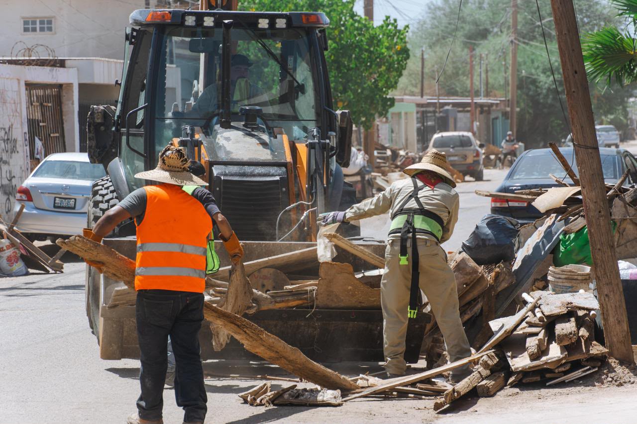 MEXICALI: Retiran más de 70 toneladas de muebles y desechos en la colonia Carranza