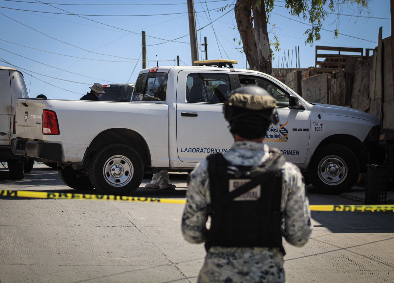 Encuentran cuerpo de una persona al interior de un vehículo