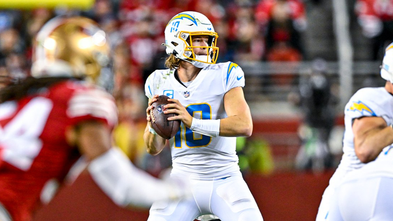 Justin Herbert poco pudo hacer este Domingo ante San Francisco. (Foto: Twitter @NFL)