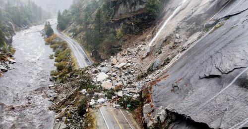 Varias carreteras registraron inundaciones incluyendo un sector de Quarry Road en Spring Valley, Sandia Creek Drive en el área de Fallbrook y varias calles en Ramona.