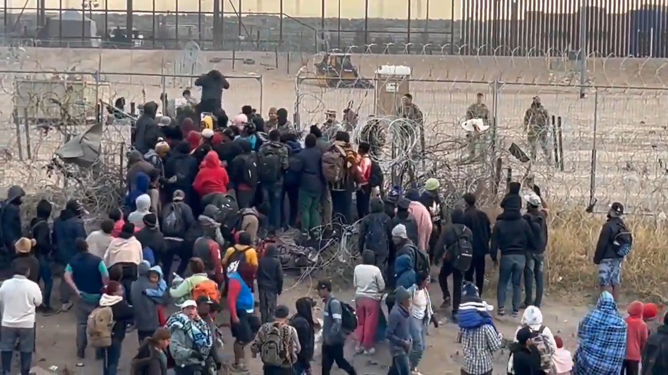 [VIDEO] Migrantes enfrentan a policías de EUA tras intentar cruzar la frontera: Ciudad Juárez