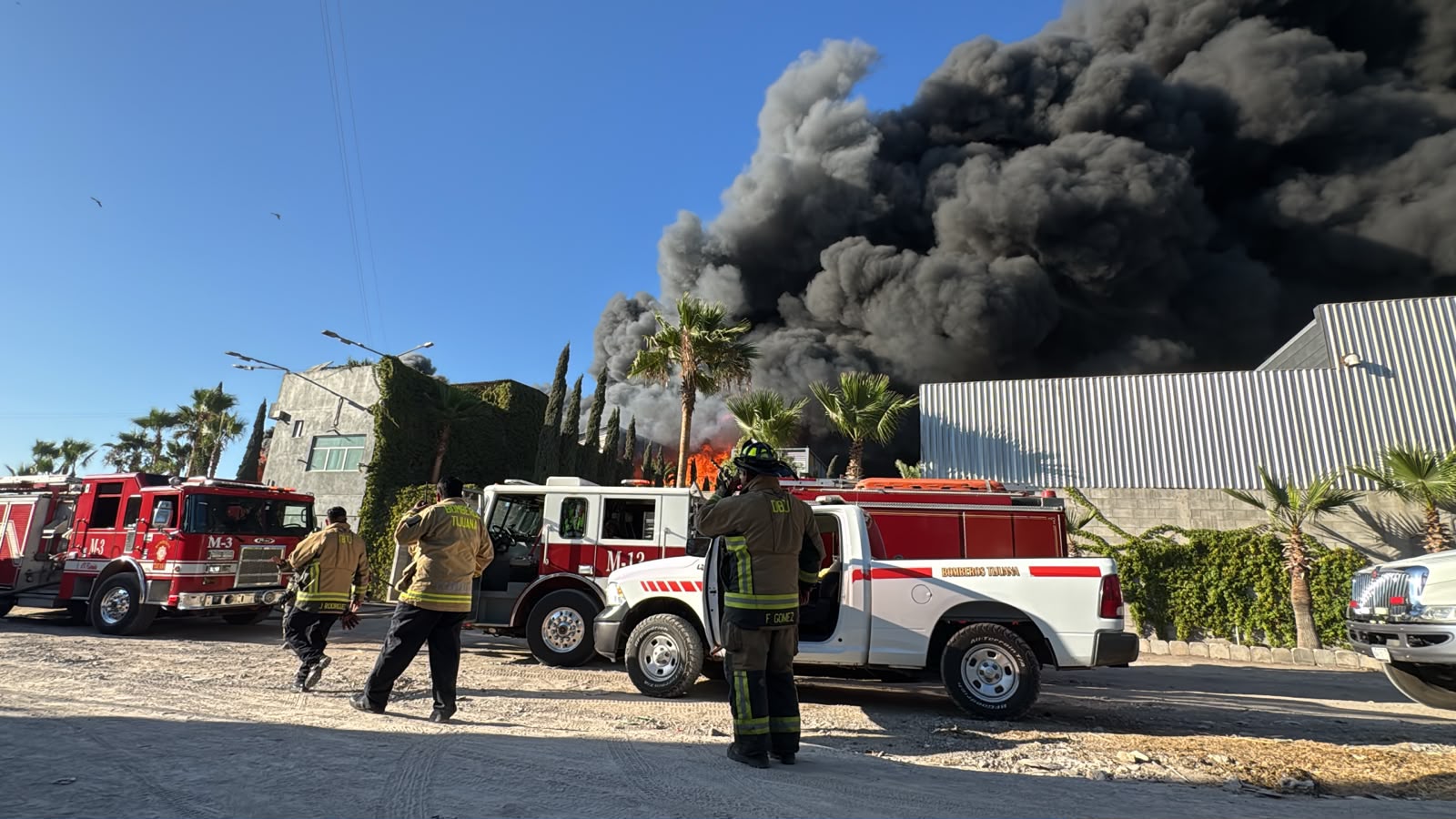 Incendio en fábrica de plástico moviliza a Bomberos en el Ejido Mariano Matamoros